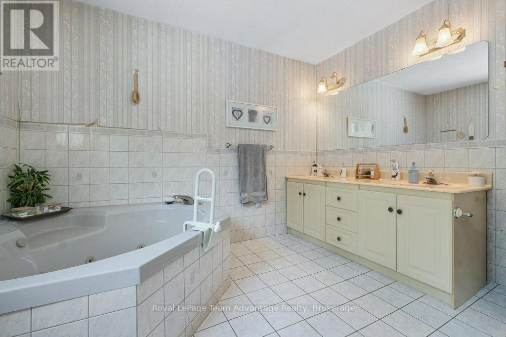 12 TAYLOR CRESCENT - 28