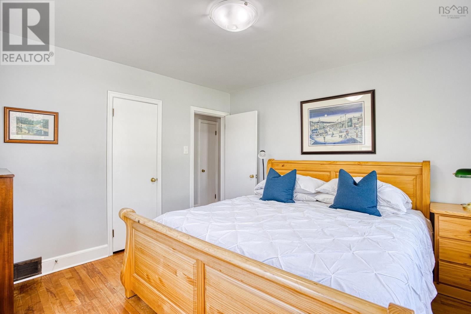Property 20 of 28 of 4 Piers Avenue