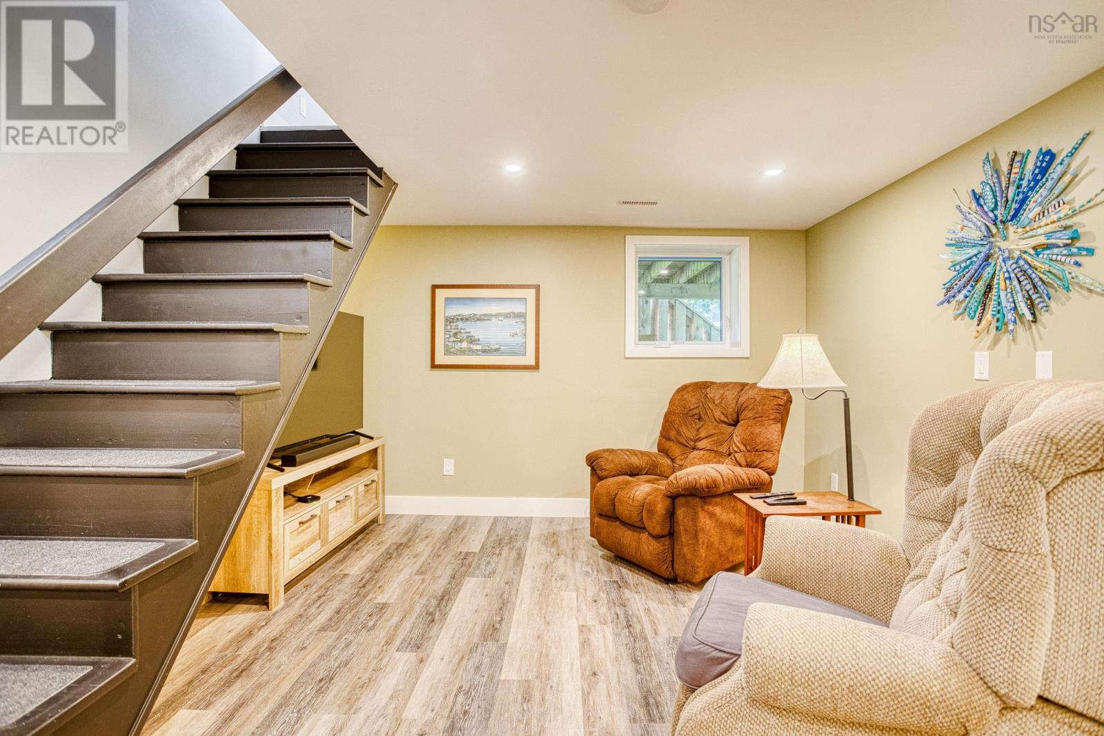 Property 23 of 28 of 4 Piers Avenue
