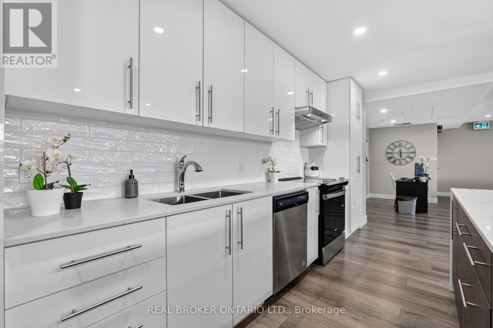 #1206 15 QUEEN STREET S - 37