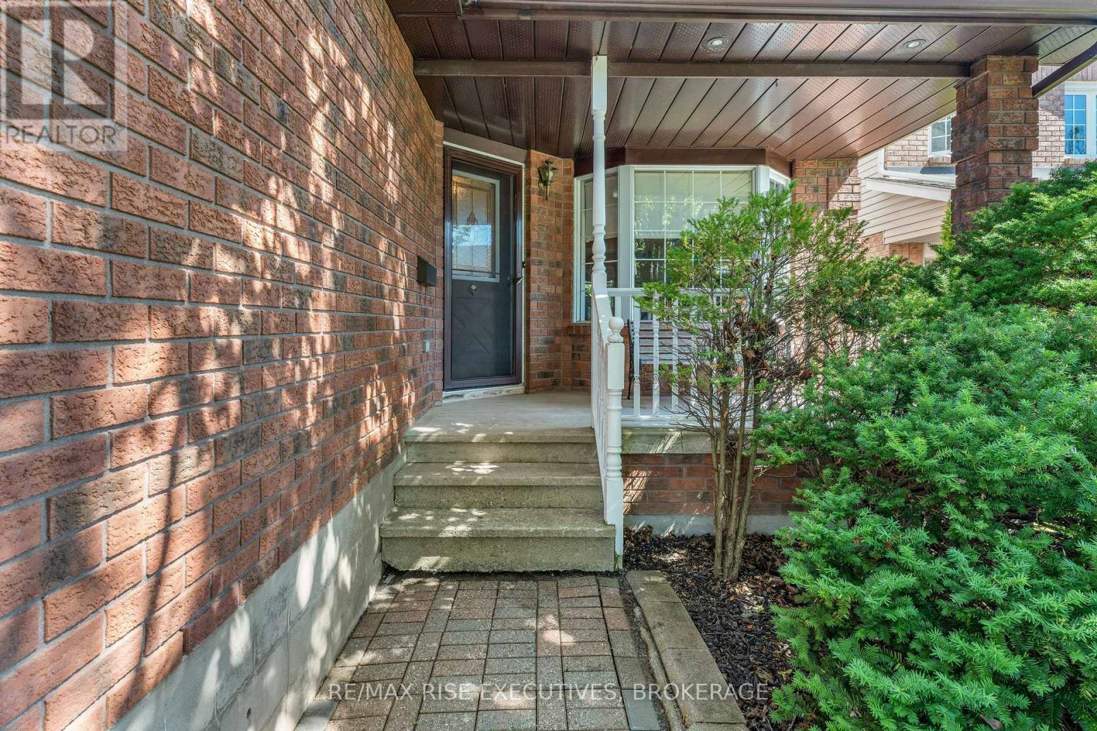 1304 FISHER CRESCENT - 4