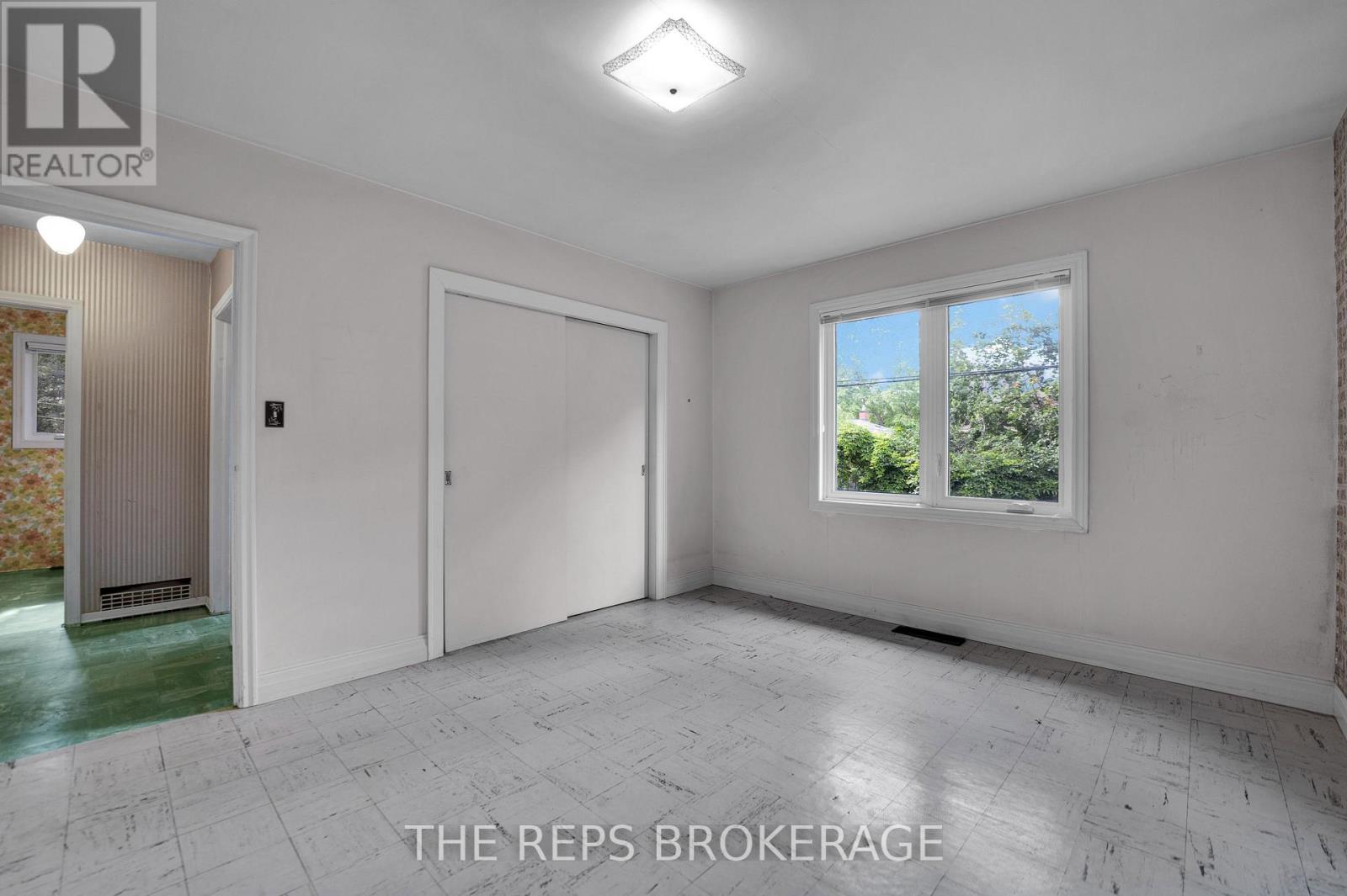 3 Bed, 1 Bath House for Sale in Ottawa – 301 KNOX CRESCENT, Ottawa – MLS# X13492730 - Image 21