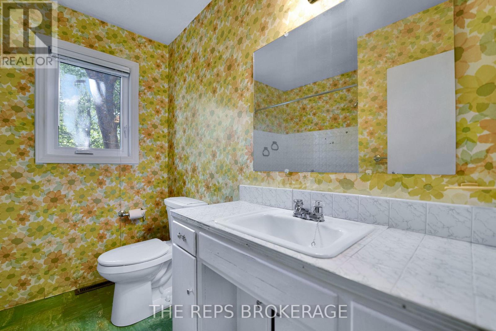 3 Bed, 1 Bath House for Sale in Ottawa – 301 KNOX CRESCENT, Ottawa – MLS# X13492730 - Image 25