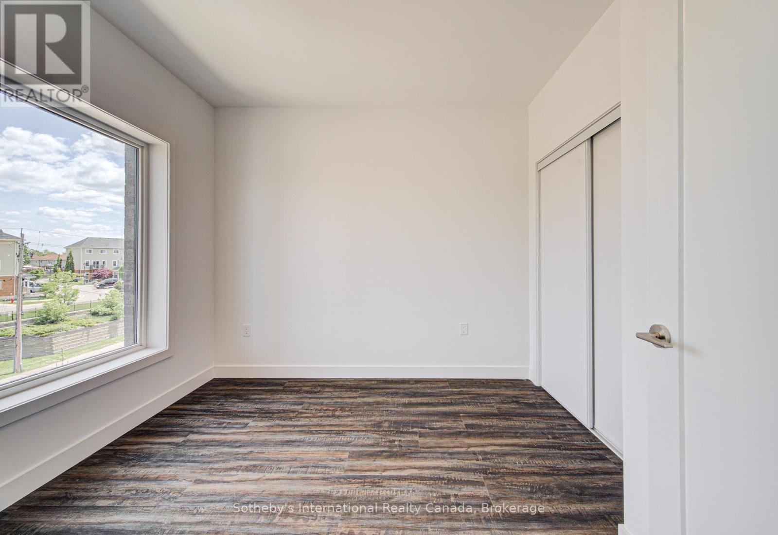 #402 408 DUNDAS STREET S - 16