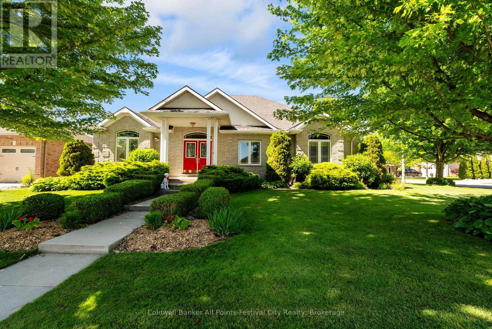 136 BETHUNE CRESCENT - 1