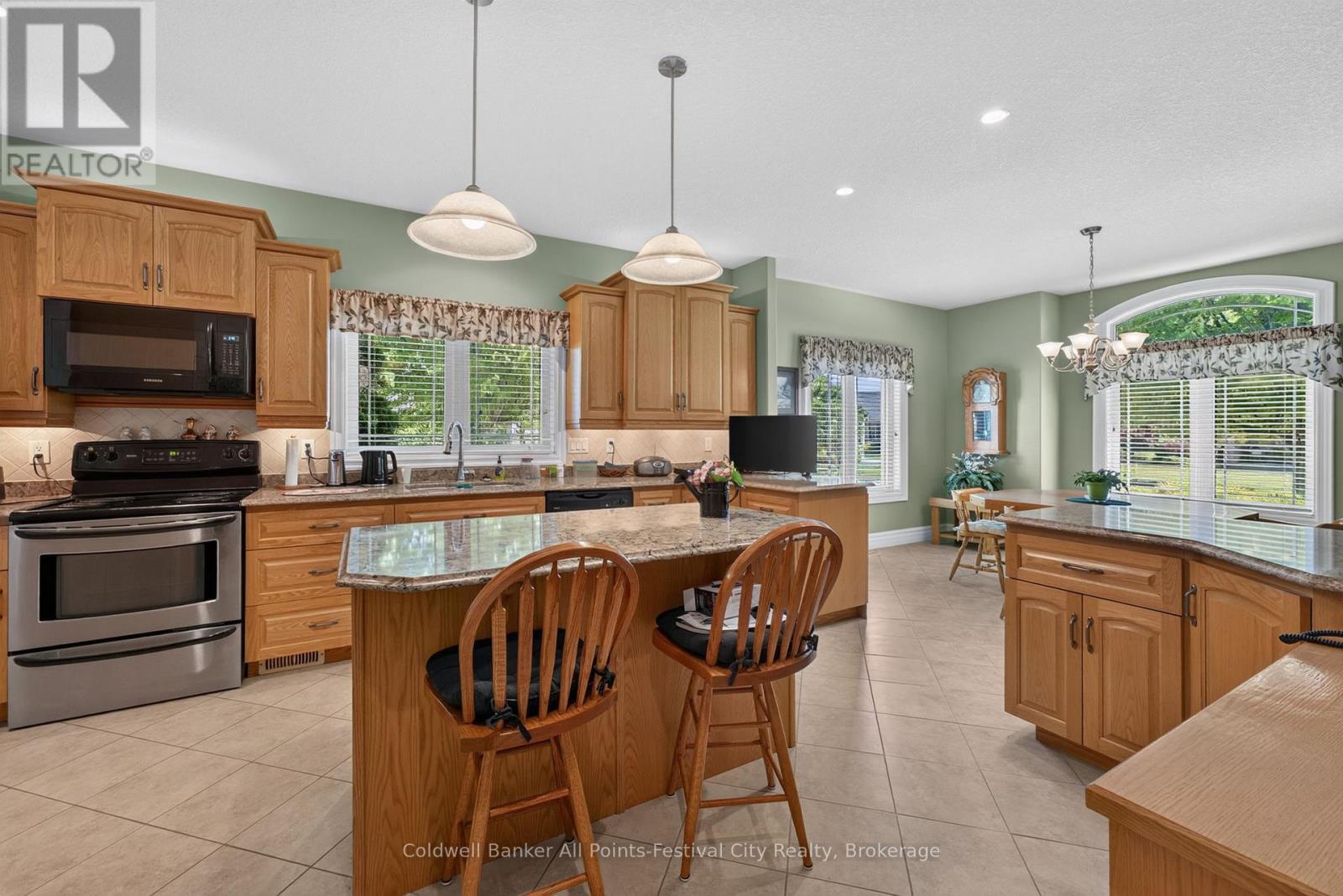 136 BETHUNE CRESCENT - 10