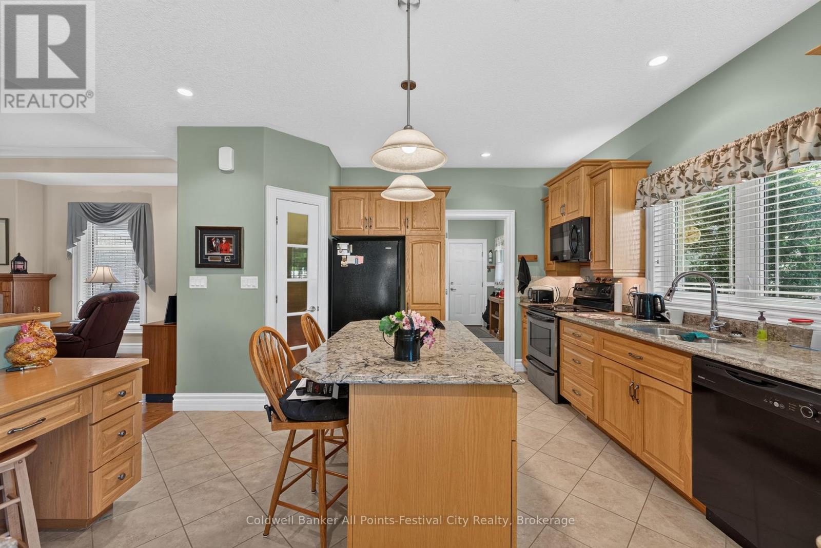 136 BETHUNE CRESCENT - 11
