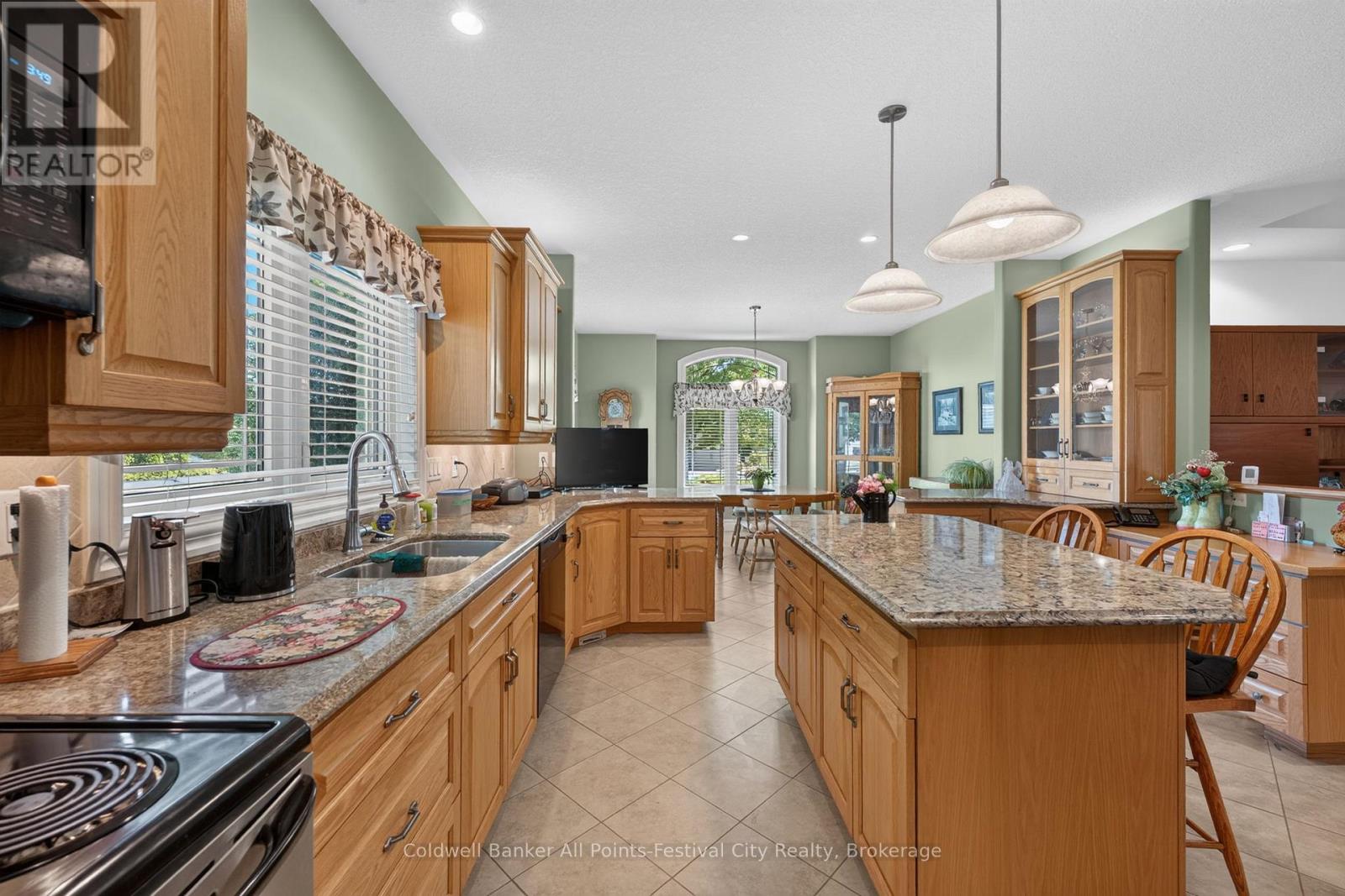 136 BETHUNE CRESCENT - 12