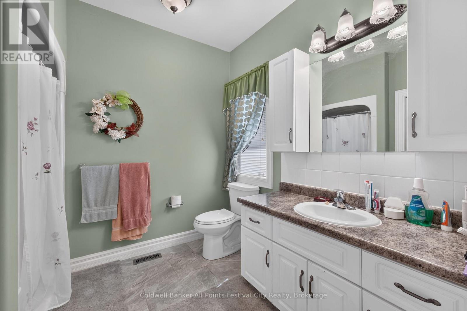 136 BETHUNE CRESCENT - 19