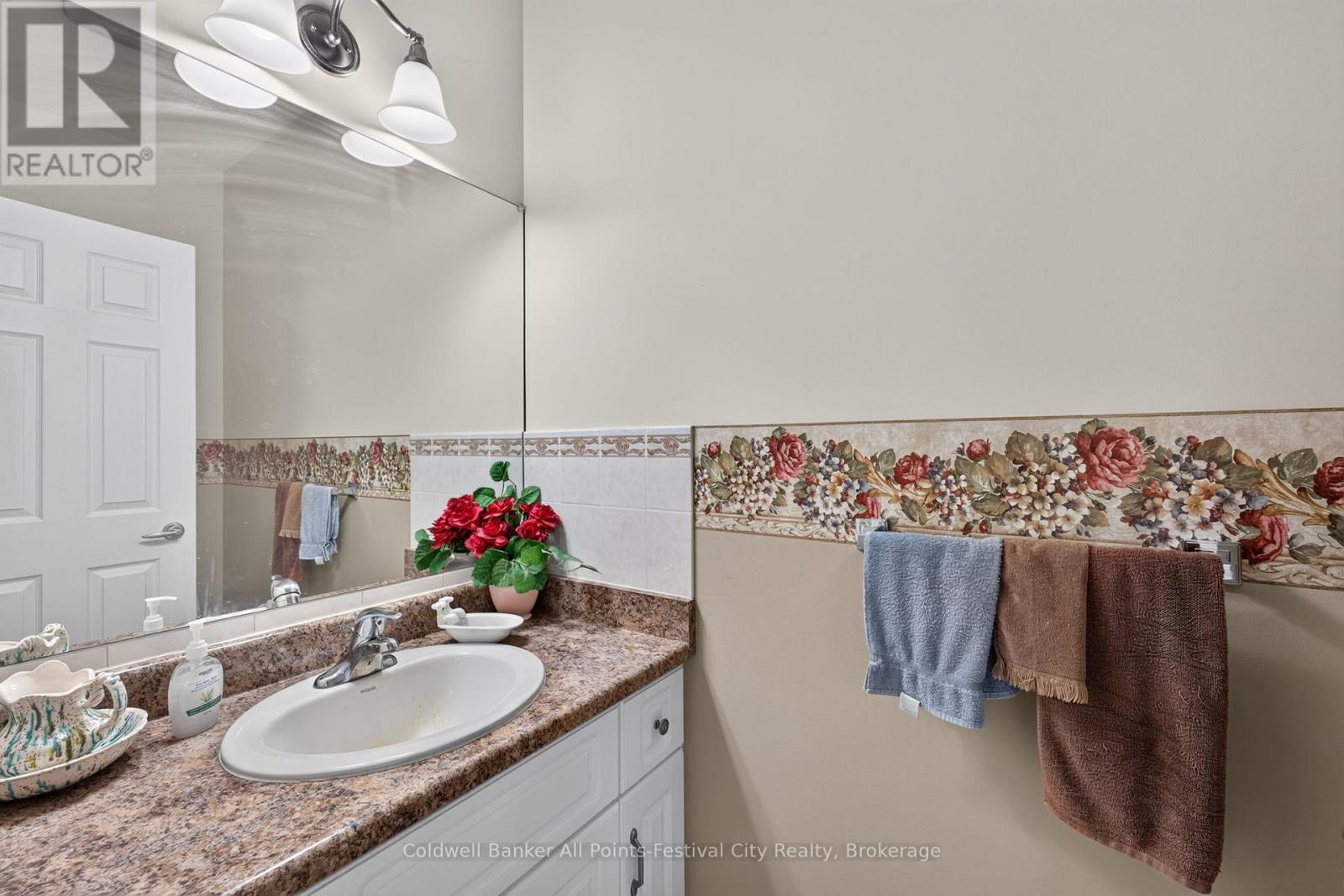 136 BETHUNE CRESCENT - 23