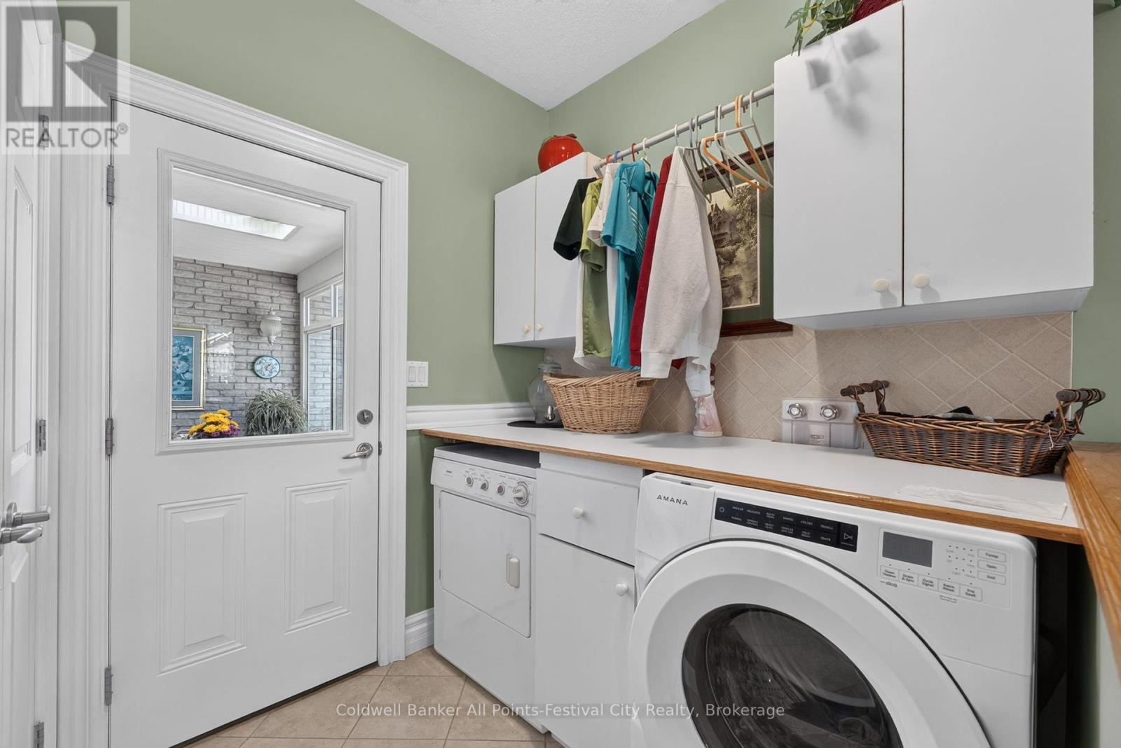136 BETHUNE CRESCENT - 24