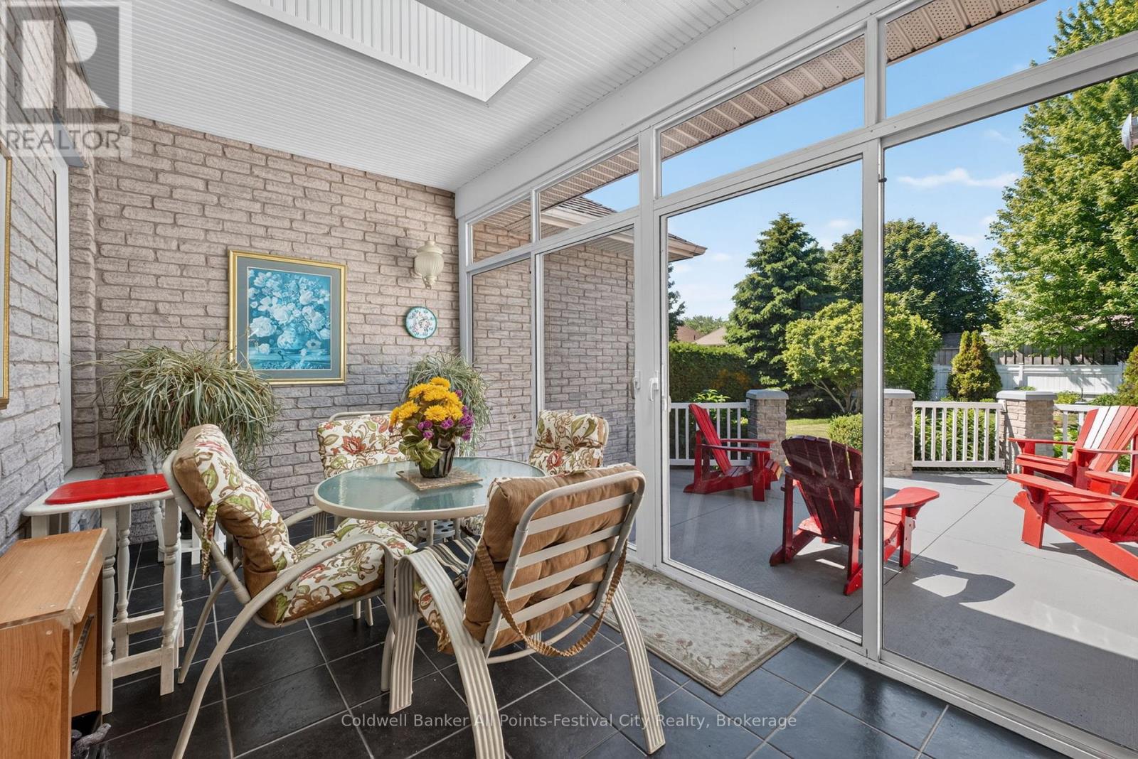 136 BETHUNE CRESCENT - 25