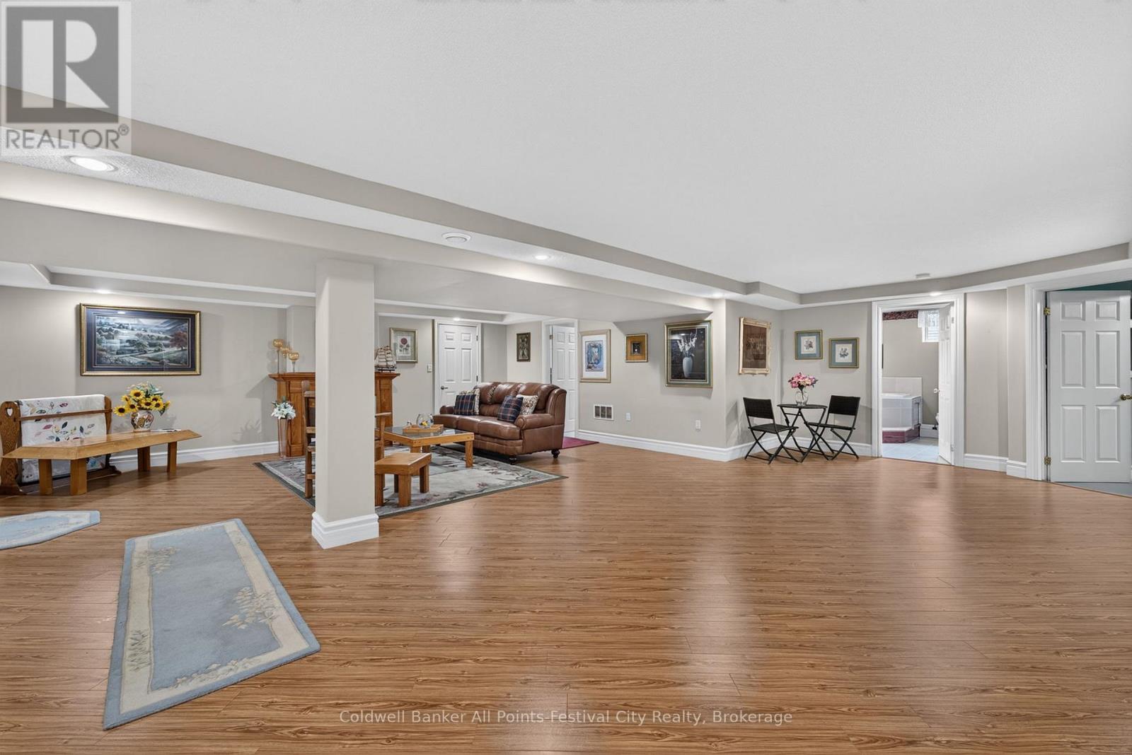 136 BETHUNE CRESCENT - 30