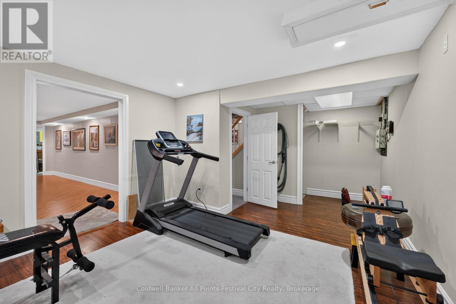 136 BETHUNE CRESCENT - 32