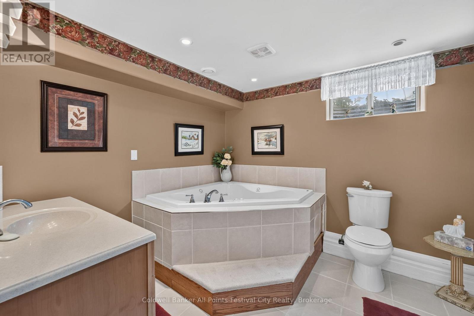 136 BETHUNE CRESCENT - 33