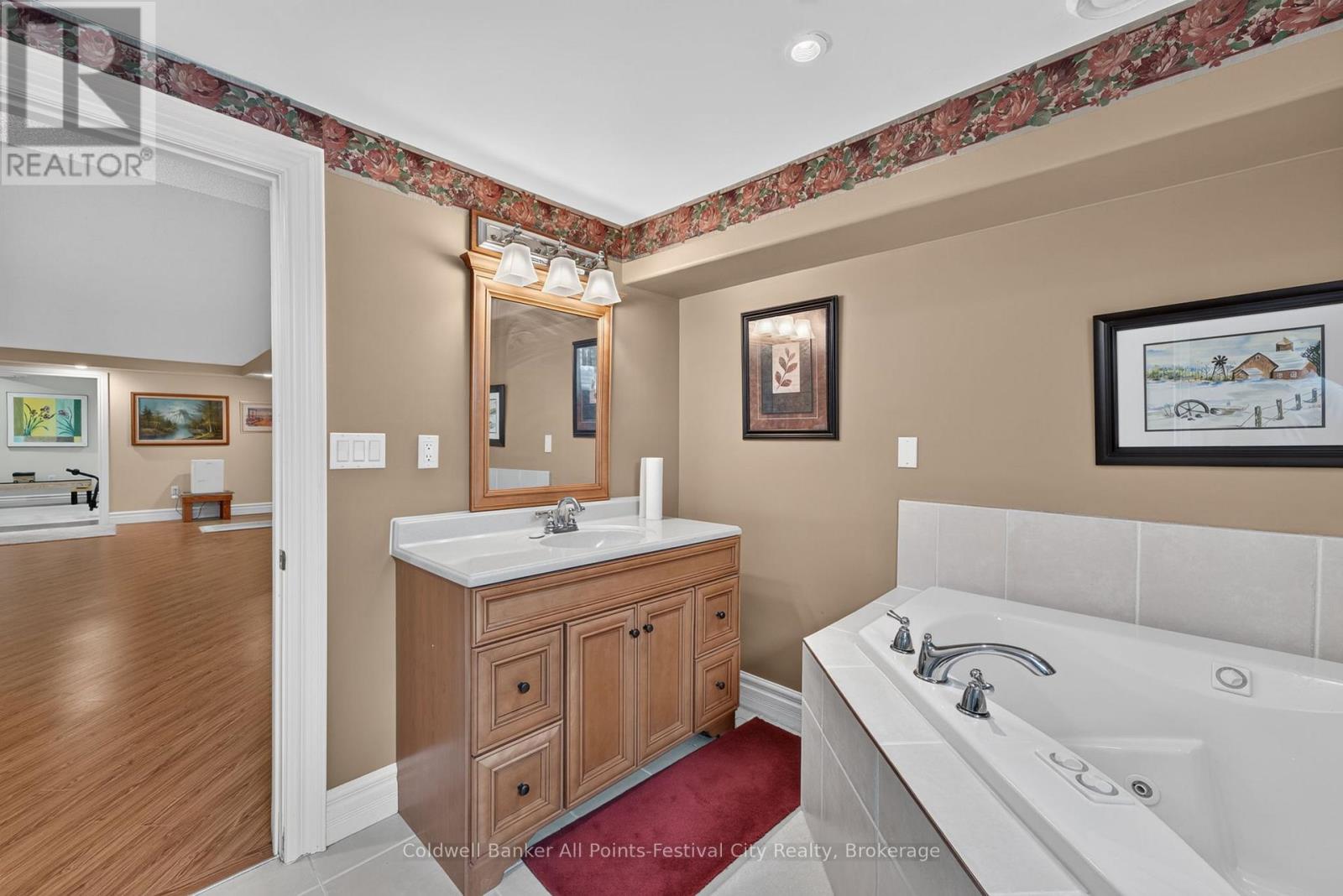 136 BETHUNE CRESCENT - 34