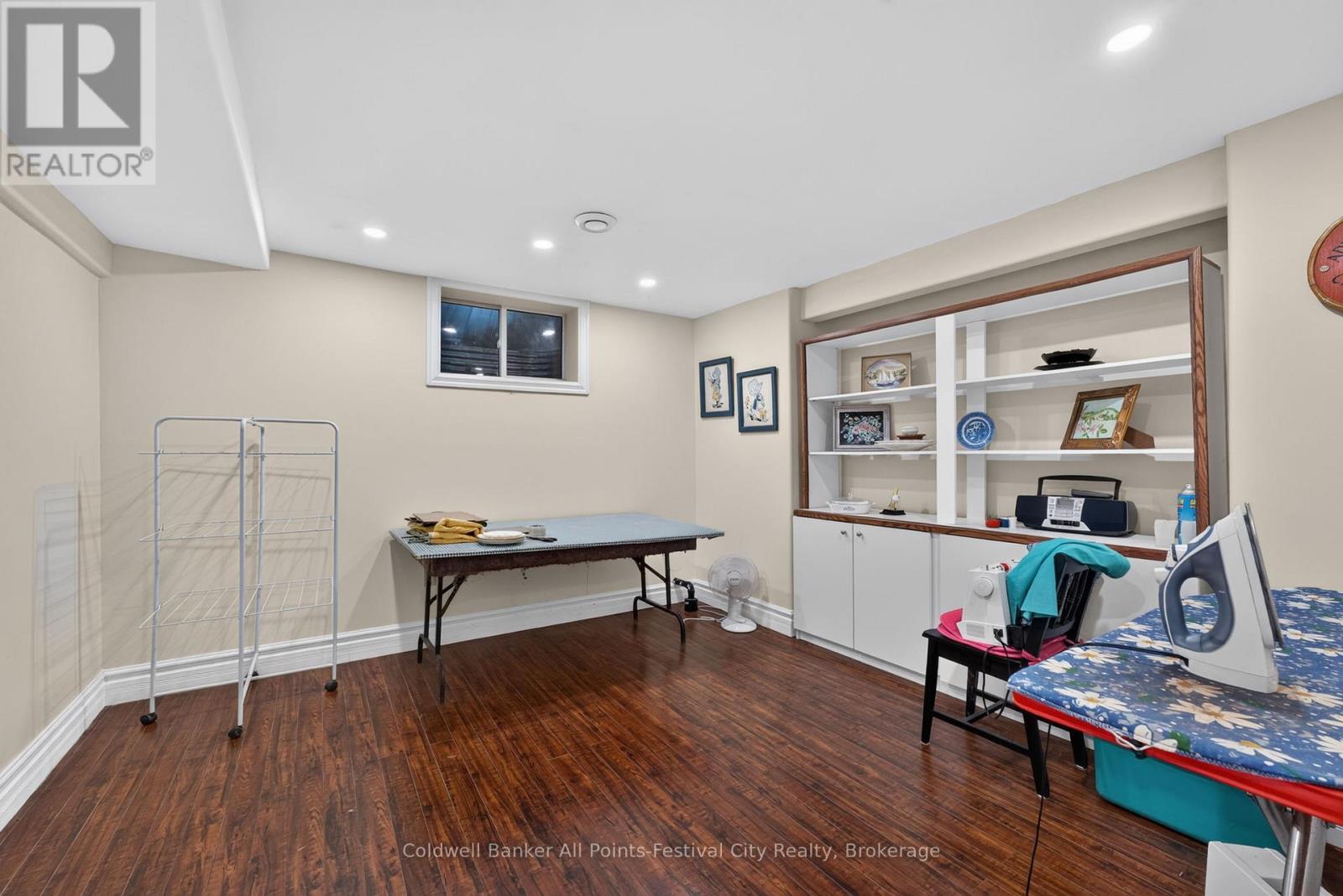 136 BETHUNE CRESCENT - 35