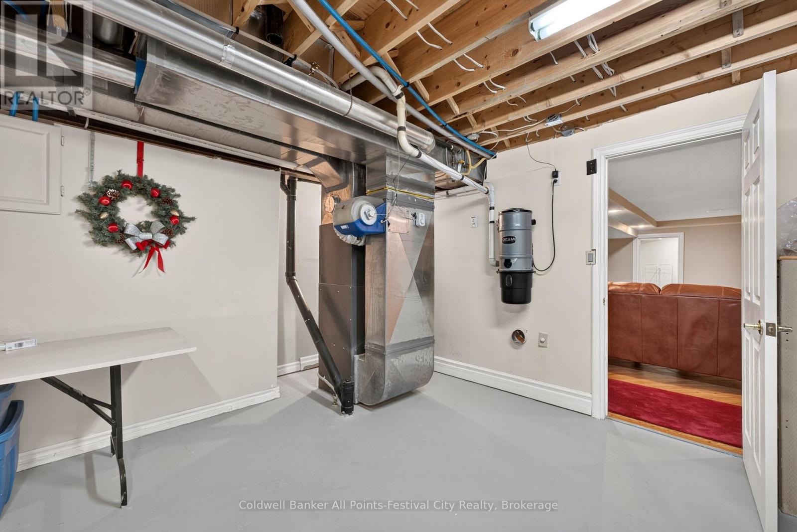 136 BETHUNE CRESCENT - 36