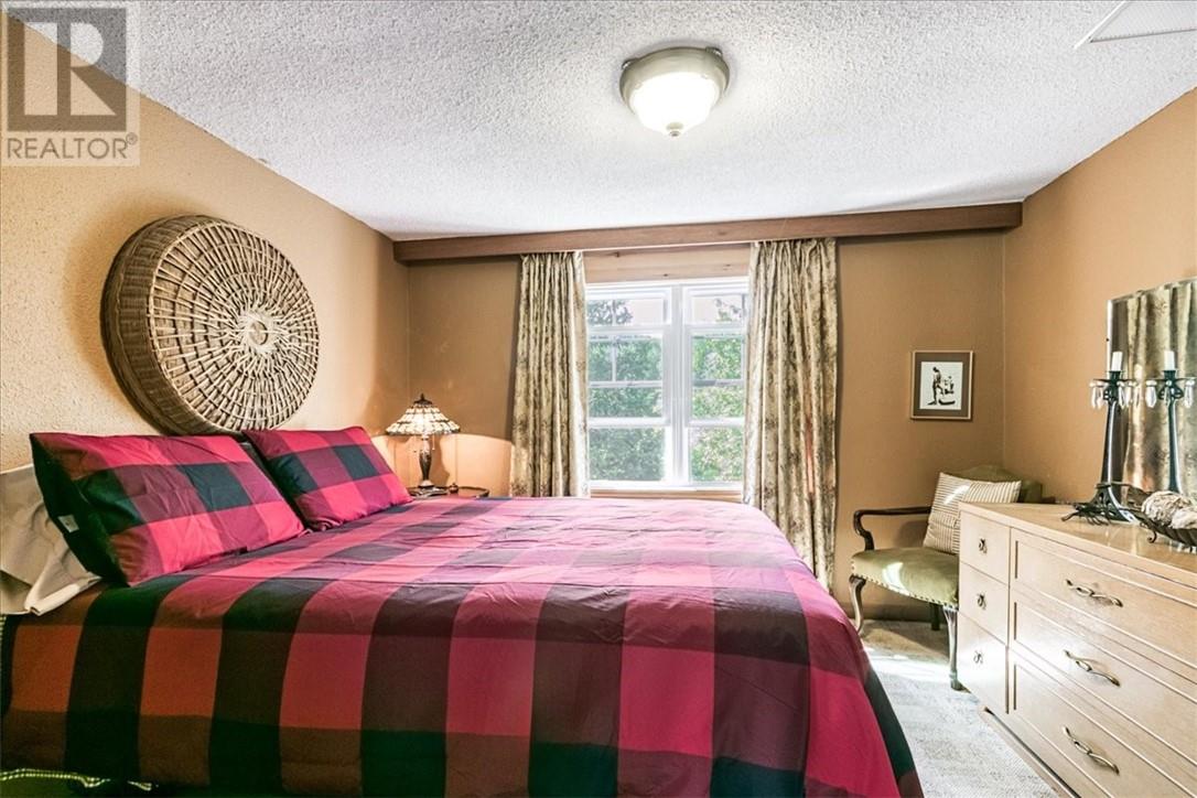 2080 Regent St. - 23