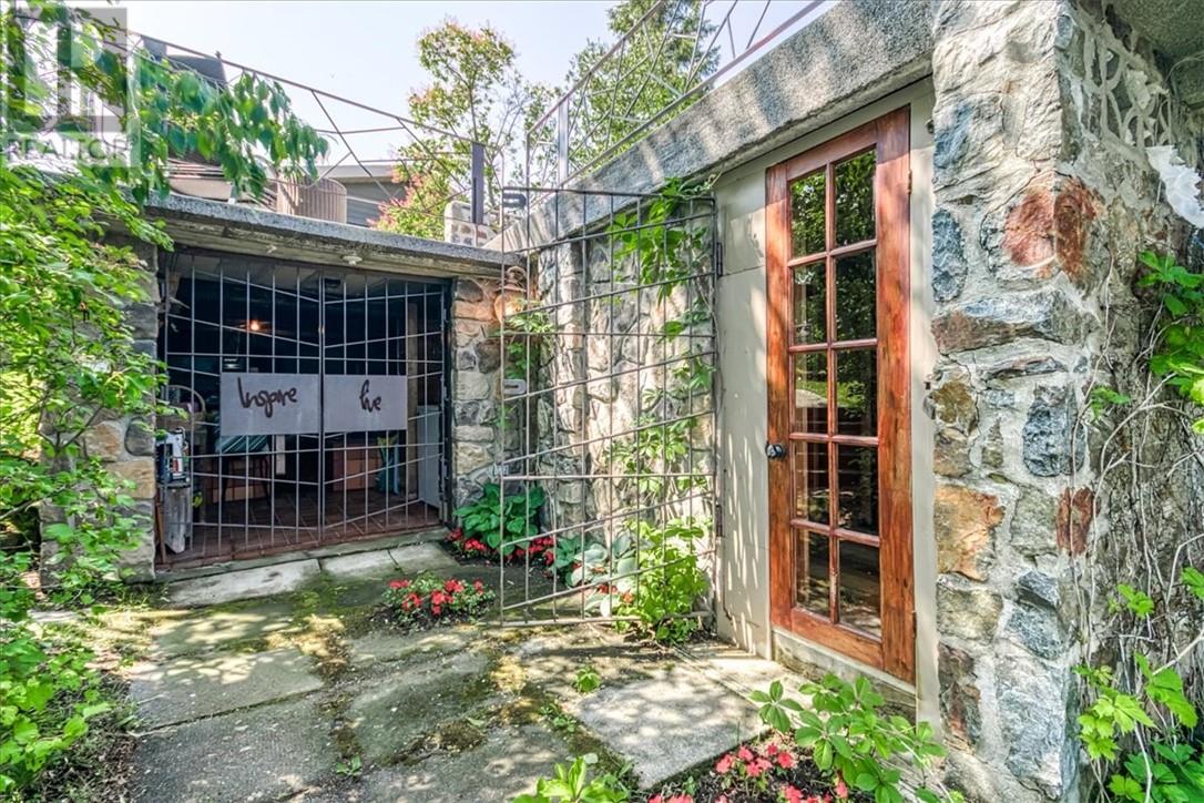 2080 Regent St. - 37