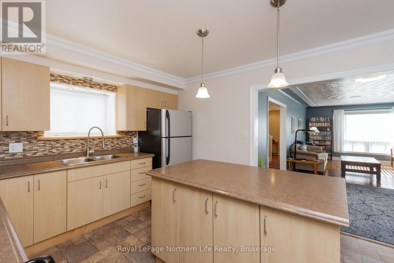323 PERCY STREET - 18
