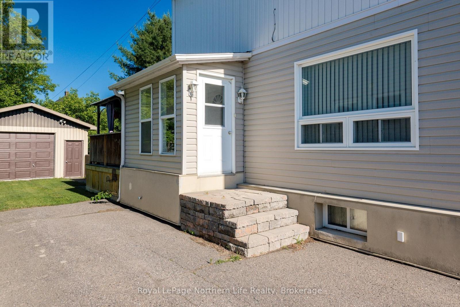 323 PERCY STREET - 3
