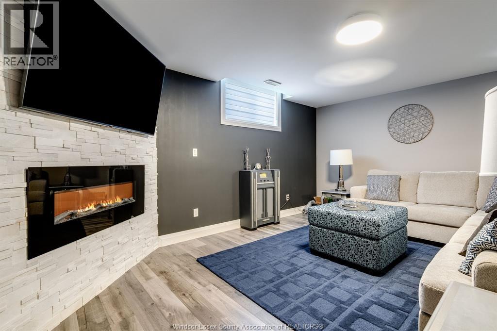 1 Woodland STREET - 33
