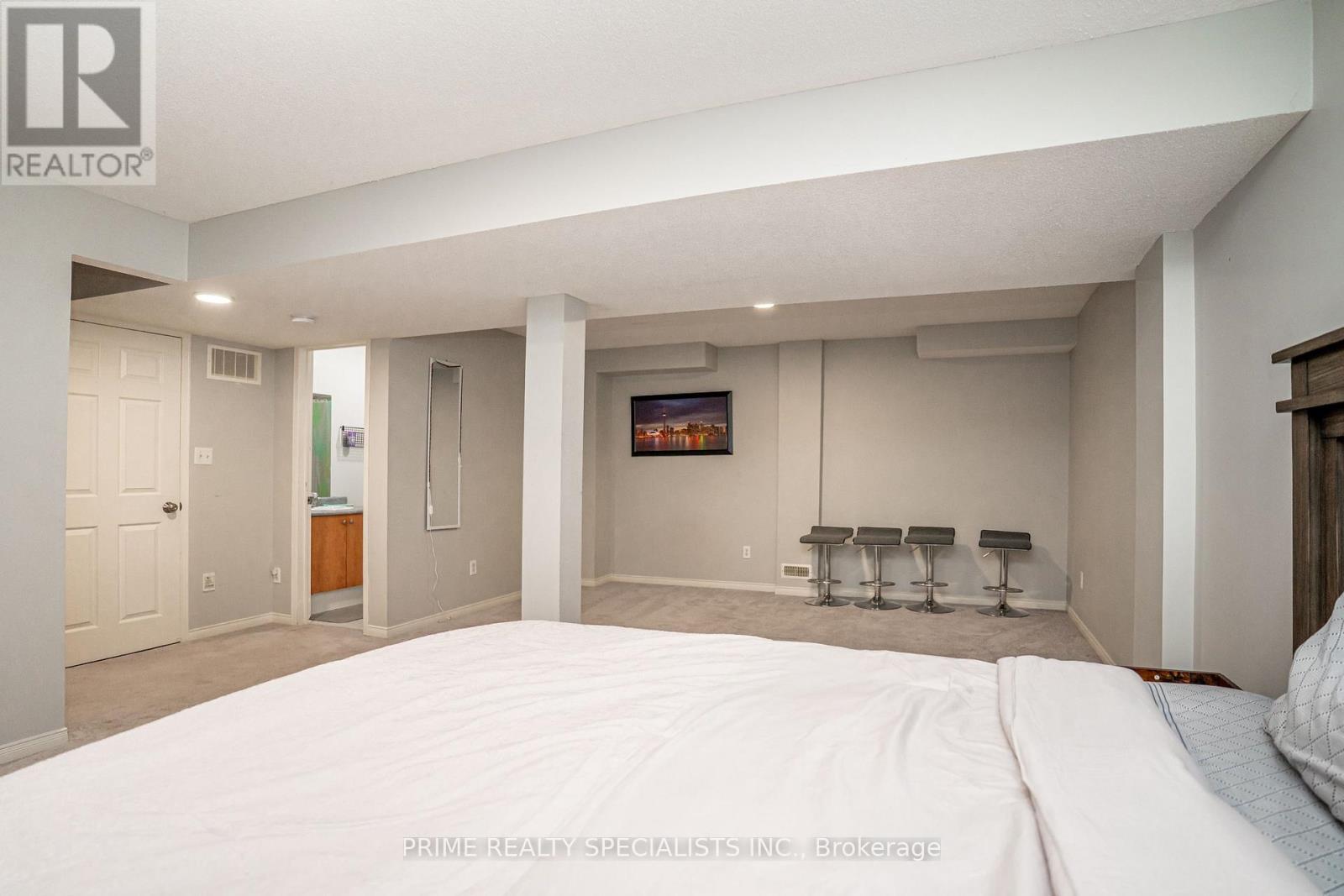 11 COMMODORE DRIVE - 37