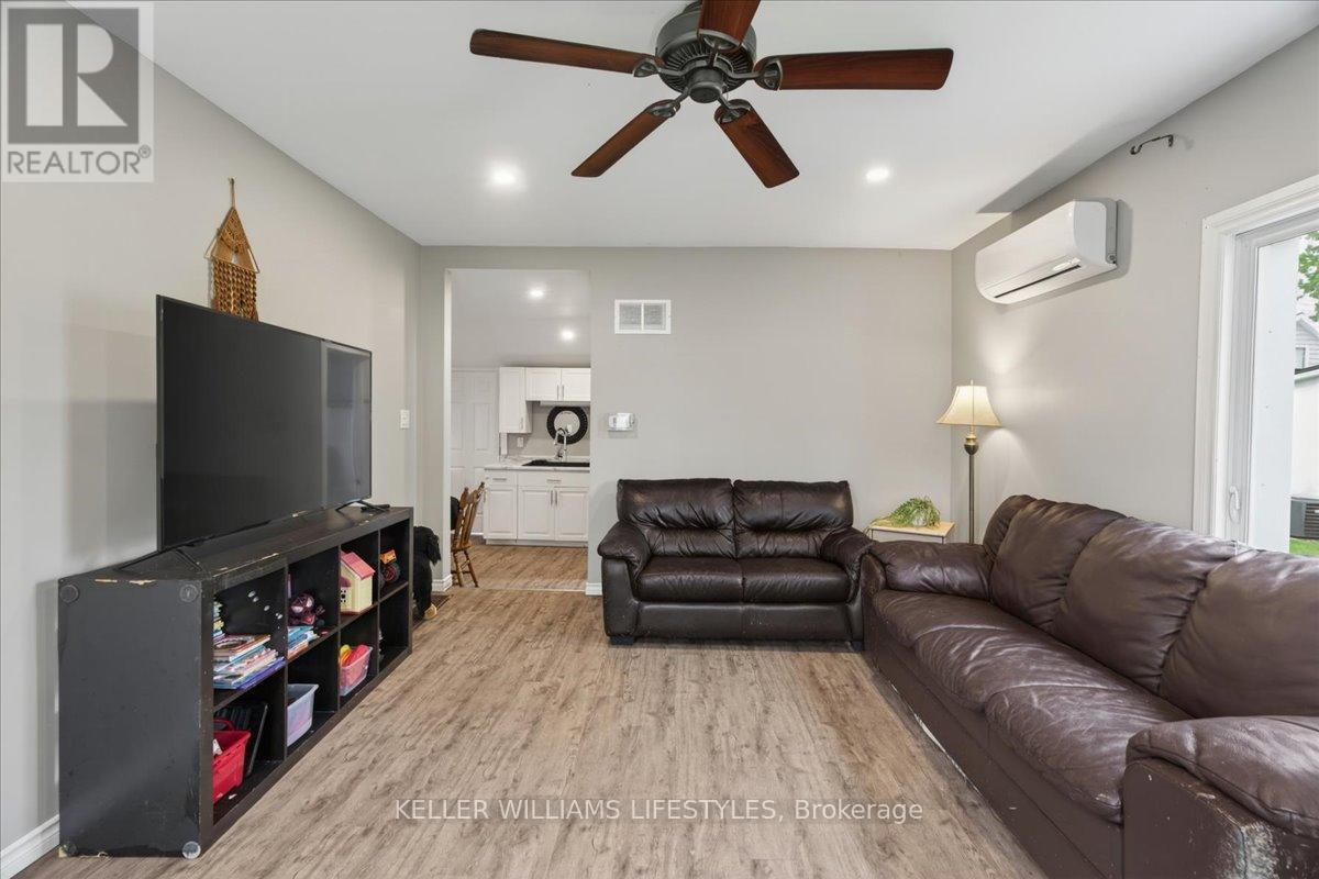 30 QUEEN STREET W - 7