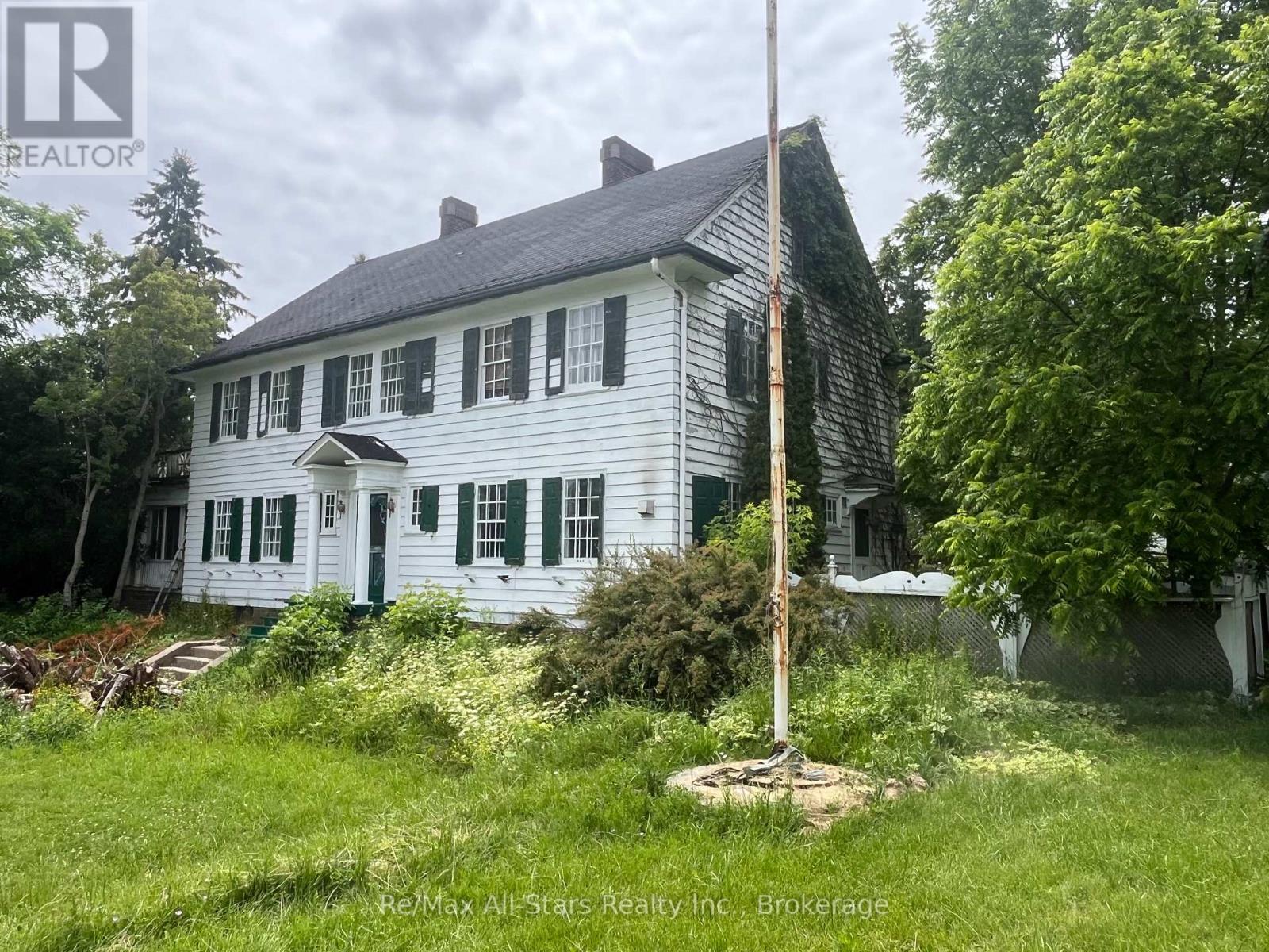 173 LINDSAY STREET S - 1