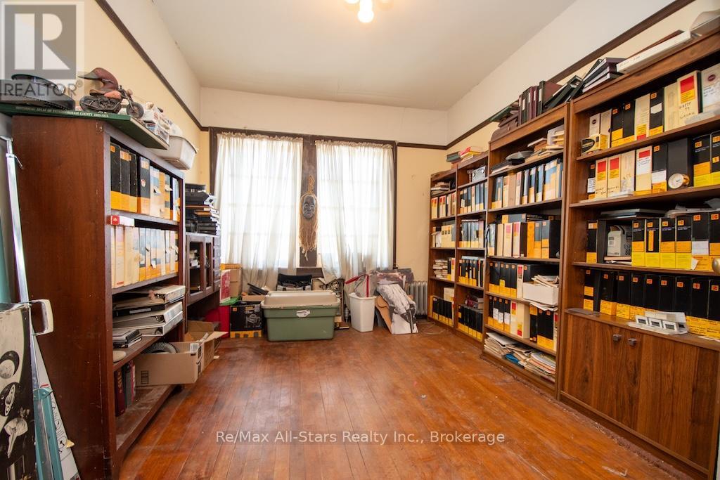 173 LINDSAY STREET S - 31