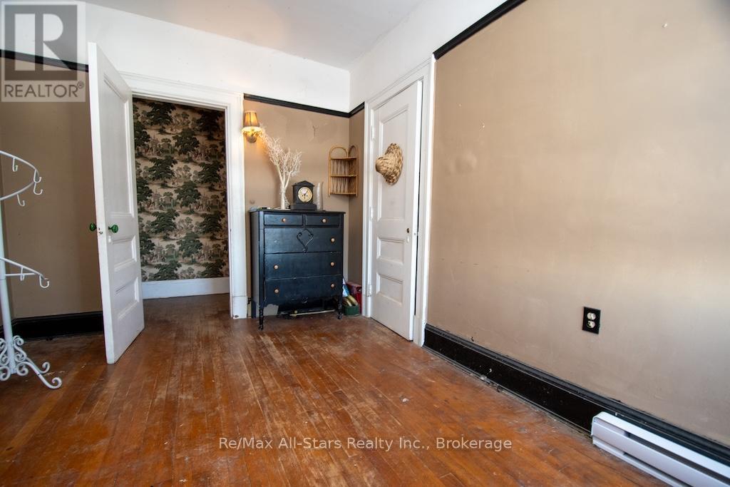173 LINDSAY STREET S - 33