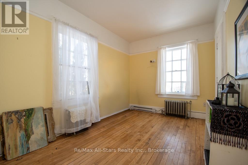 173 LINDSAY STREET S - 35