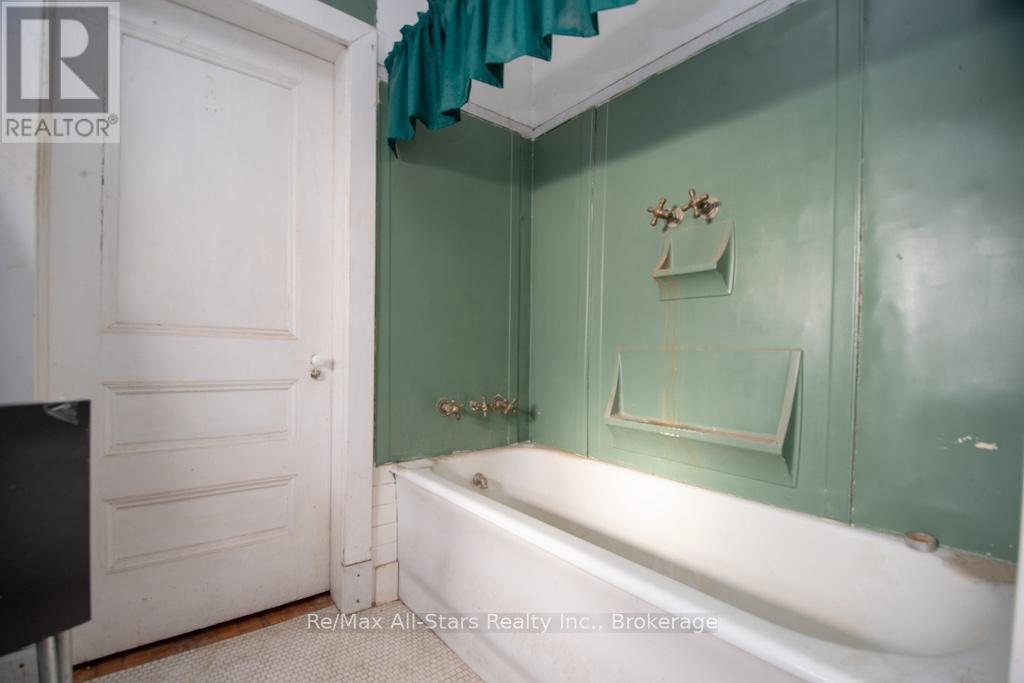 173 LINDSAY STREET S - 36