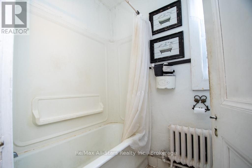 173 LINDSAY STREET S - 37