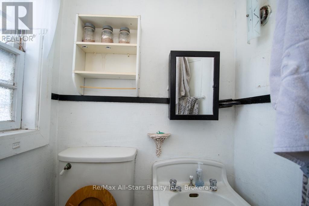 173 LINDSAY STREET S - 38
