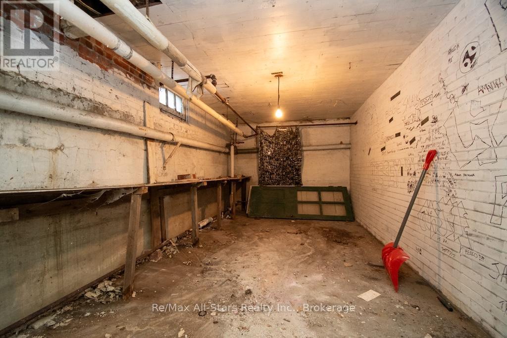 173 LINDSAY STREET S - 41