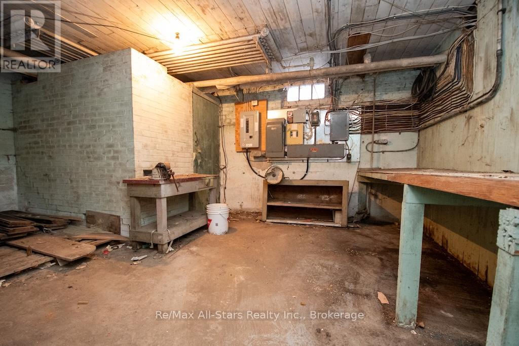 173 LINDSAY STREET S - 42