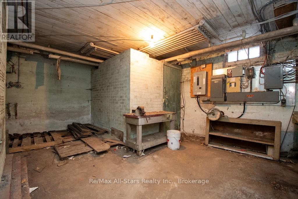 173 LINDSAY STREET S - 43