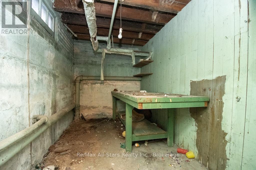 173 LINDSAY STREET S - 44