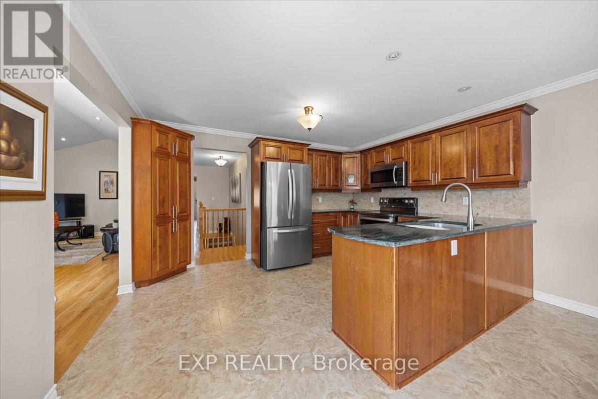 35 HONORE CRESCENT - 12