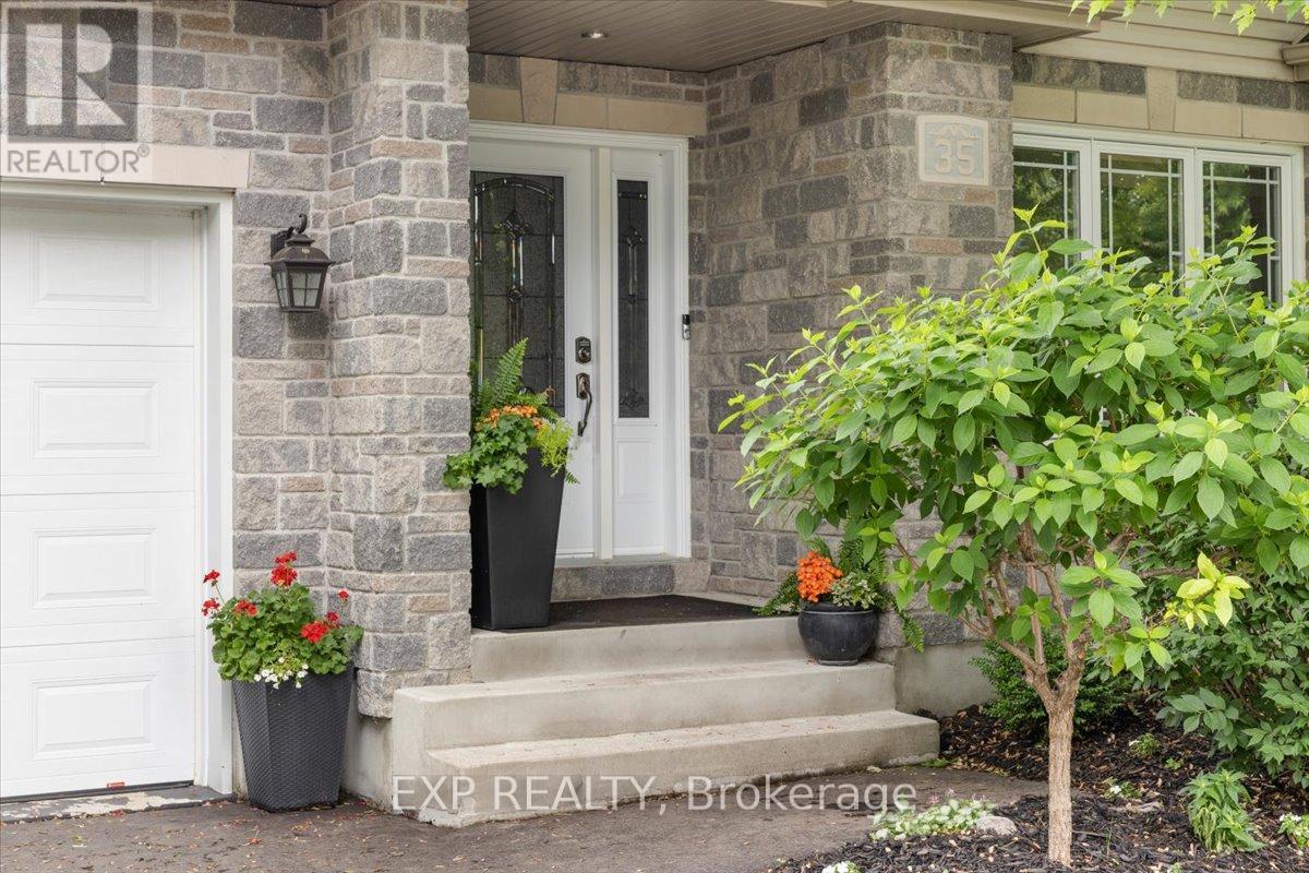 35 HONORE CRESCENT - 2