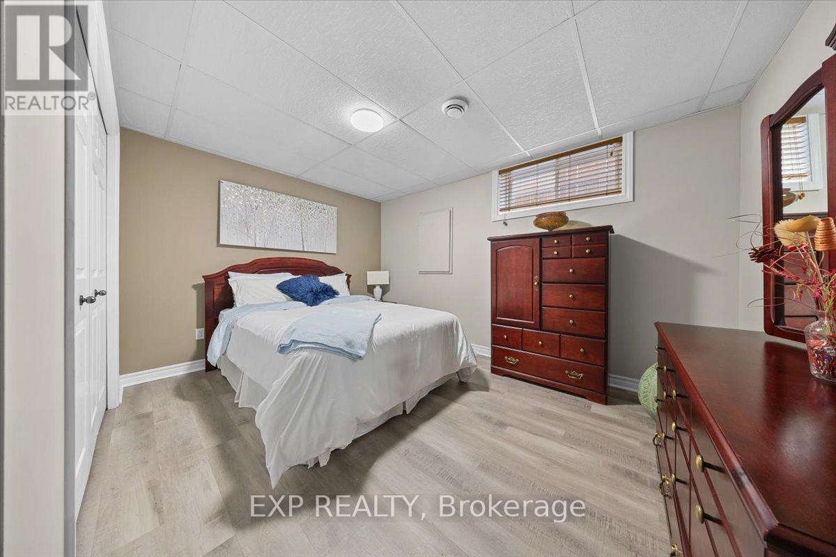 35 HONORE CRESCENT - 32