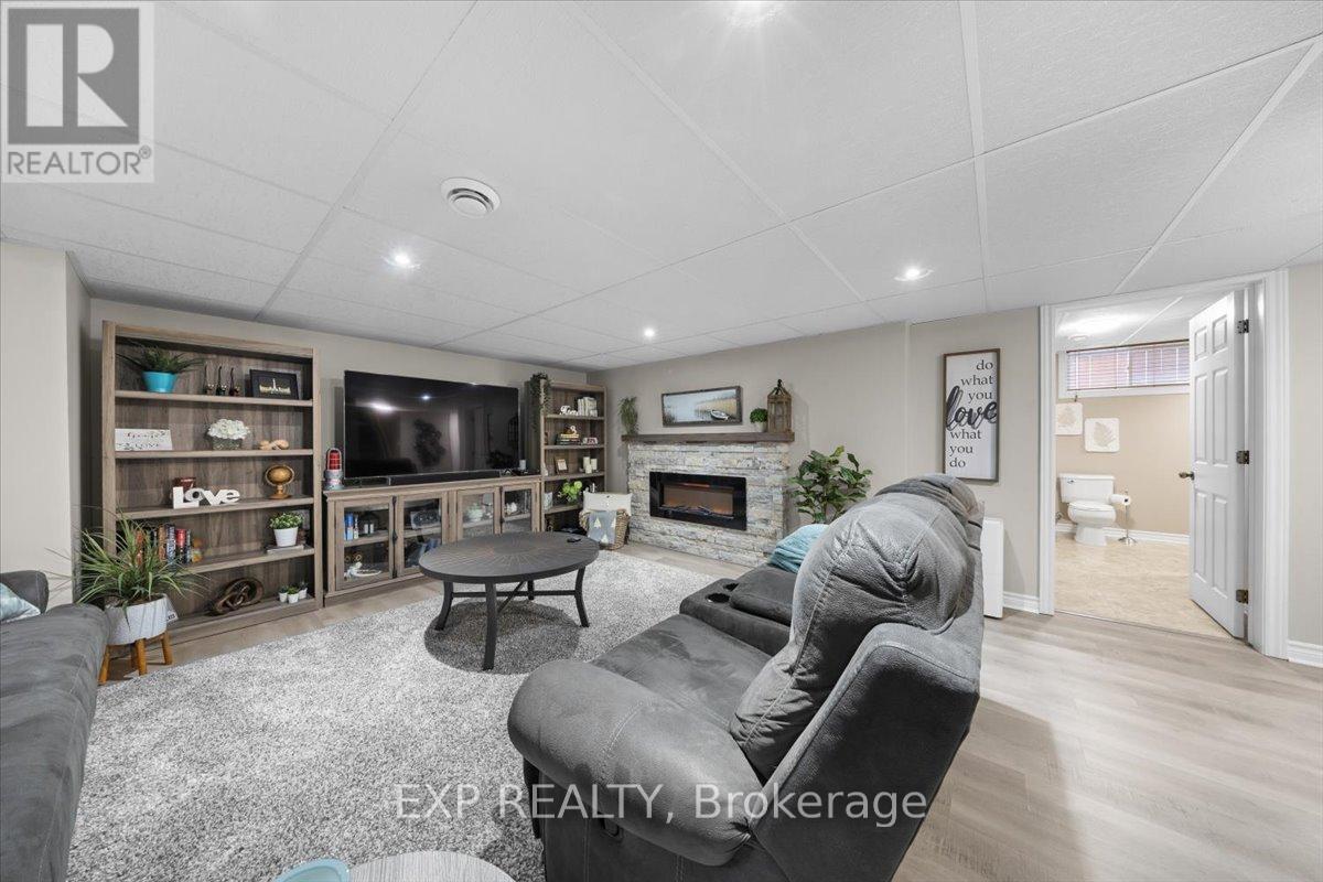 35 HONORE CRESCENT - 34