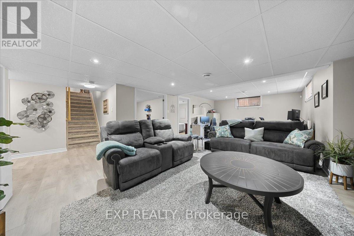 35 HONORE CRESCENT - 35
