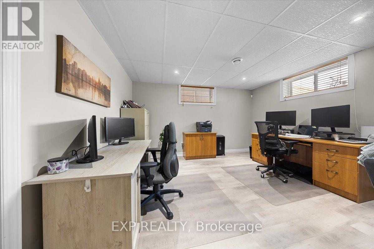 35 HONORE CRESCENT - 36