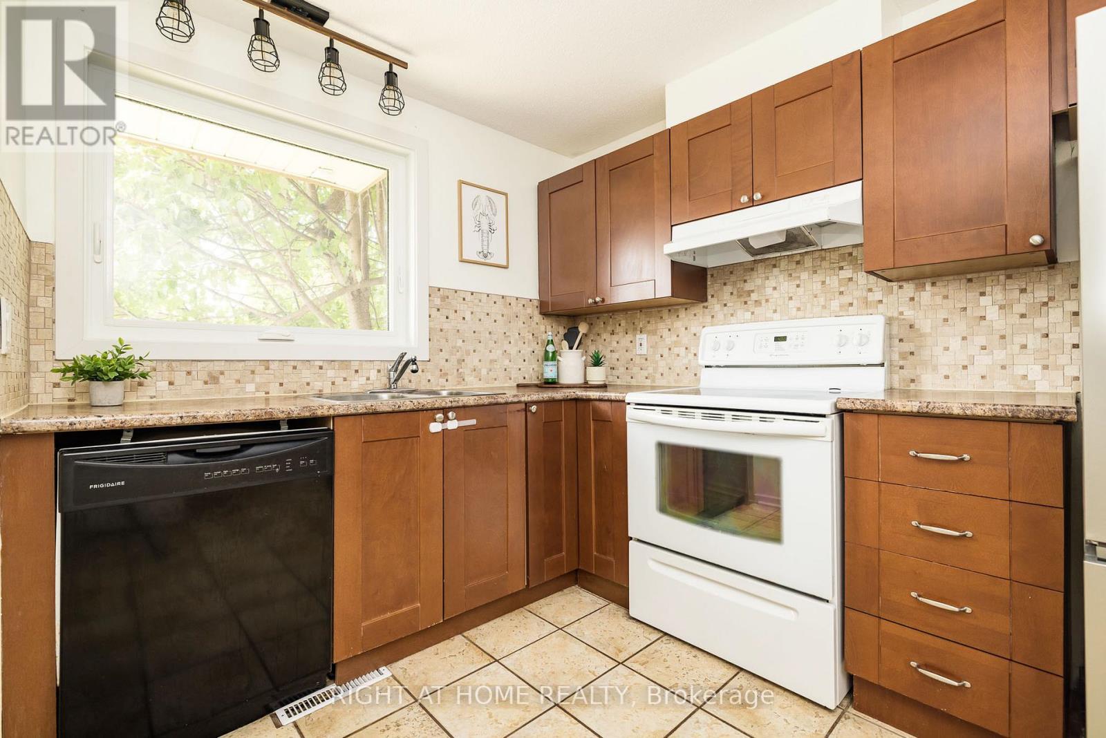 30 BERKSHIRE WAY - 14