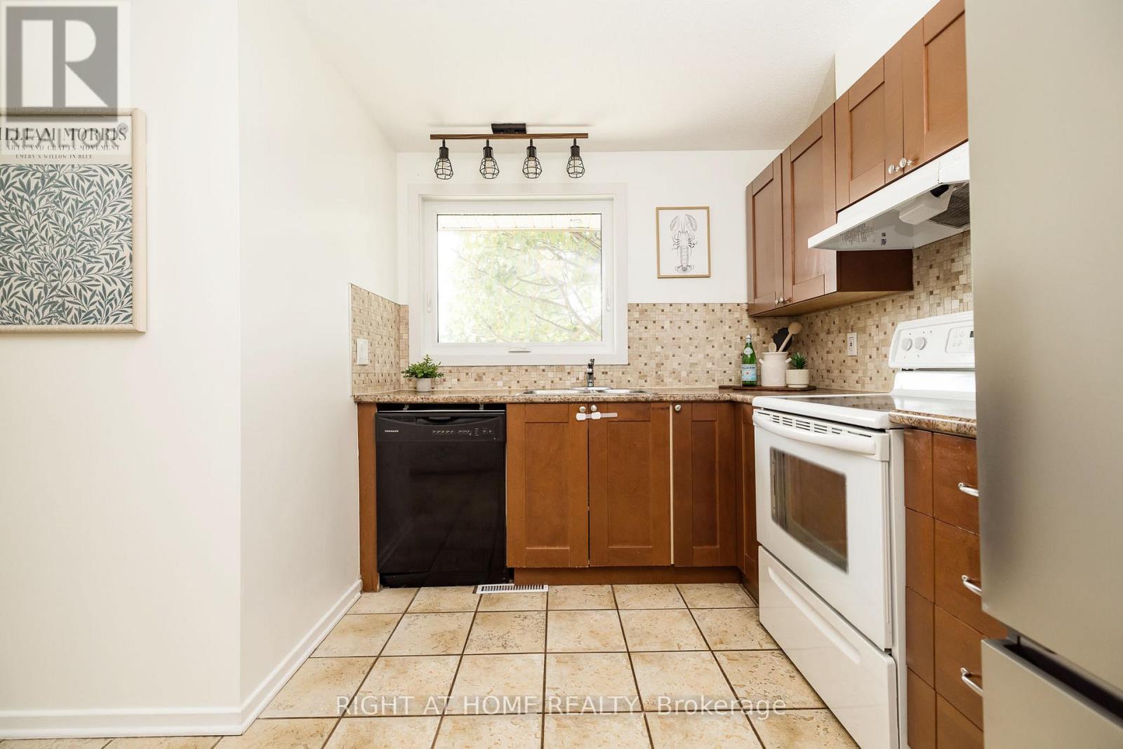 30 BERKSHIRE WAY - 13
