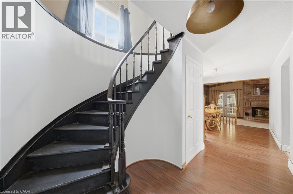 3 TWINOAKS Crescent - 2