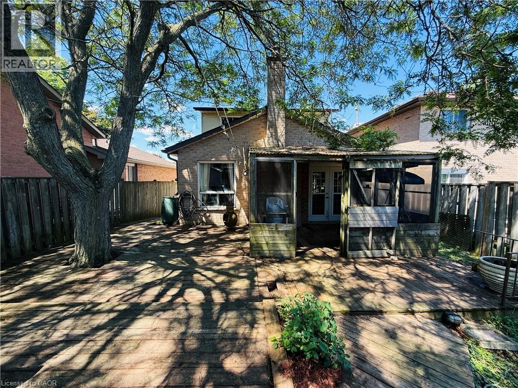 3 TWINOAKS Crescent - 16